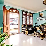 Oyo 78477 Meera Holiday Villa