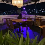 Hotel Travellers Inn