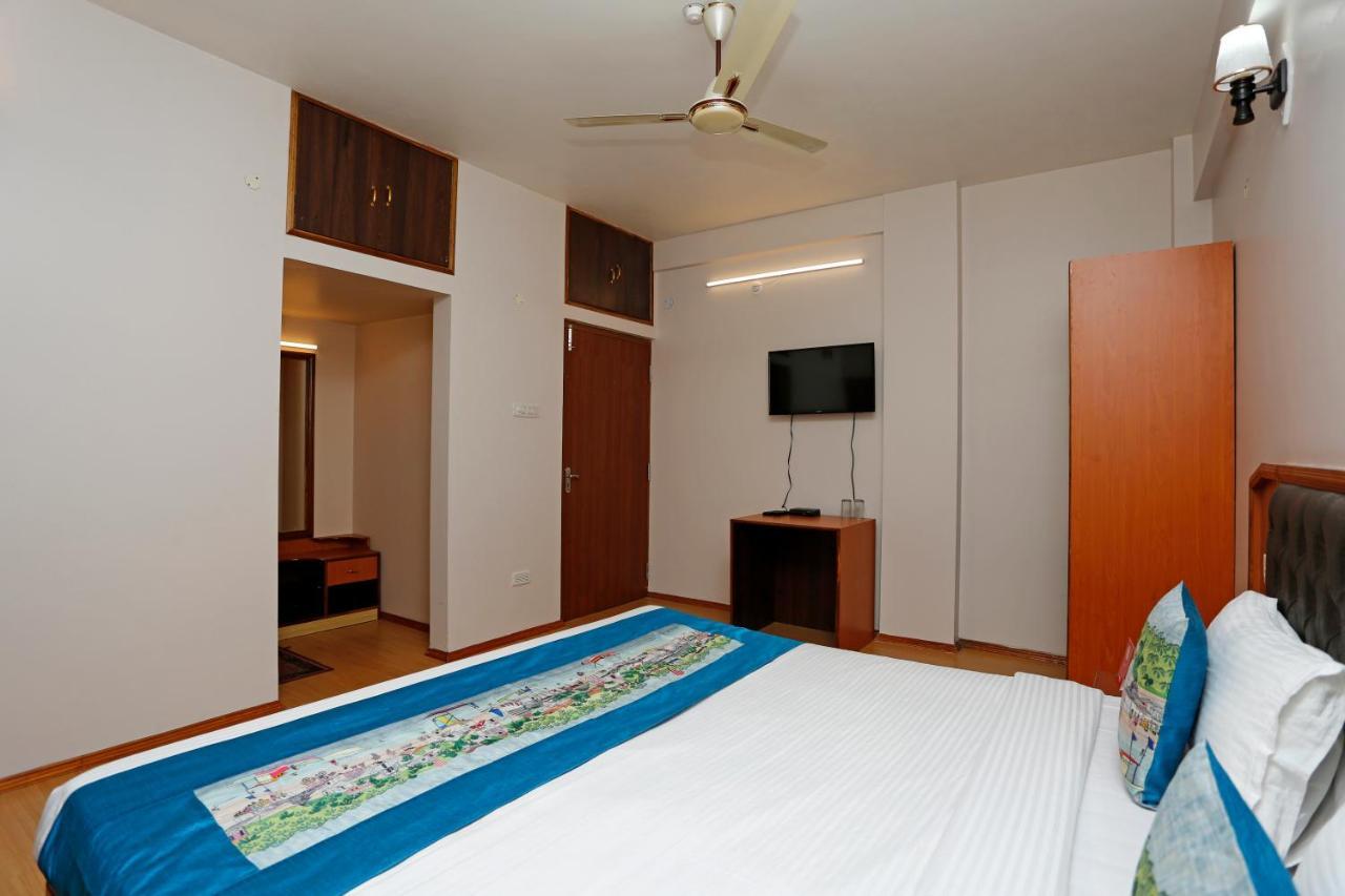 Oyo Flagship 8816 Whispering Pines Hotel