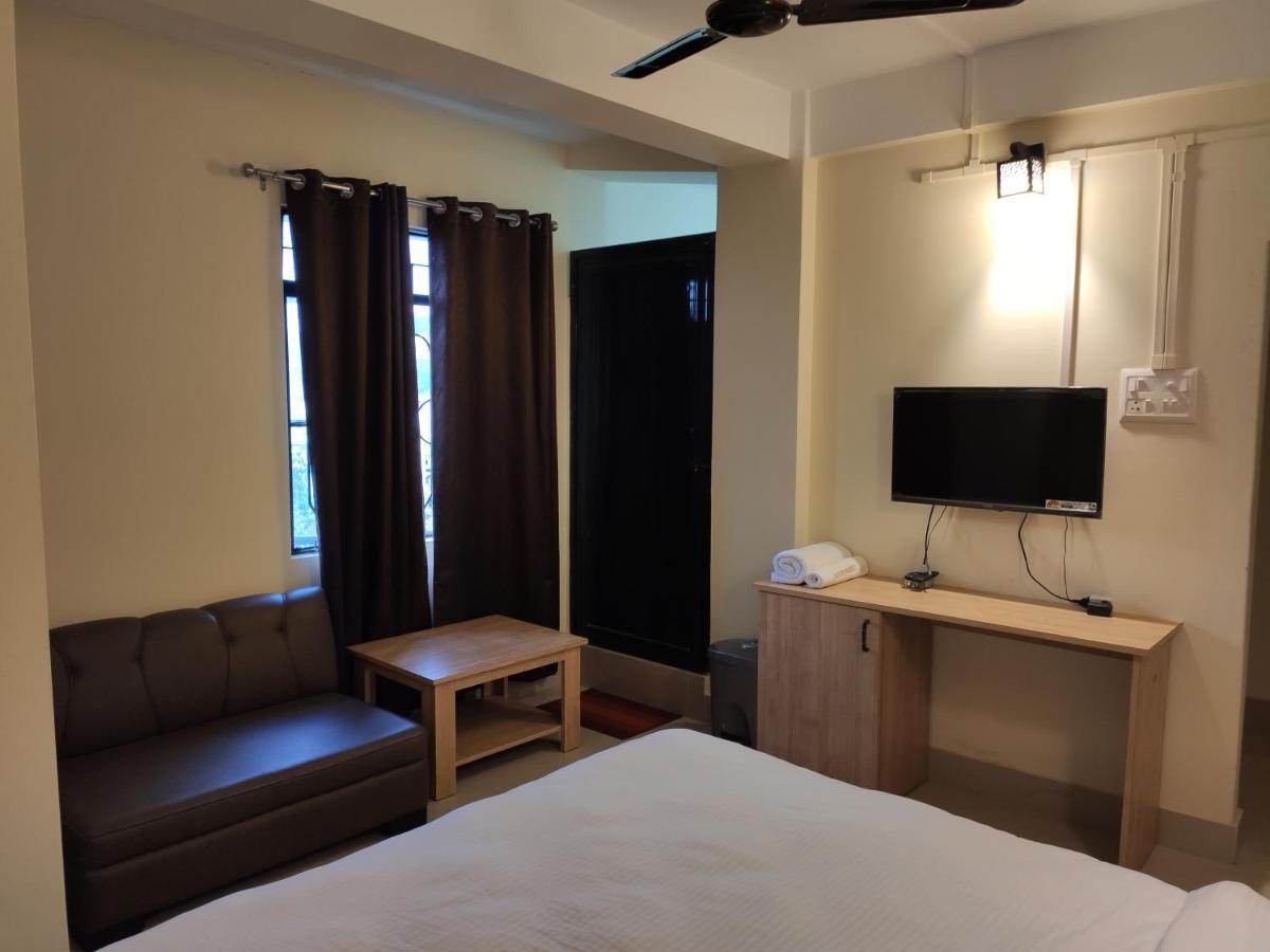 Hotel Golf View Residency