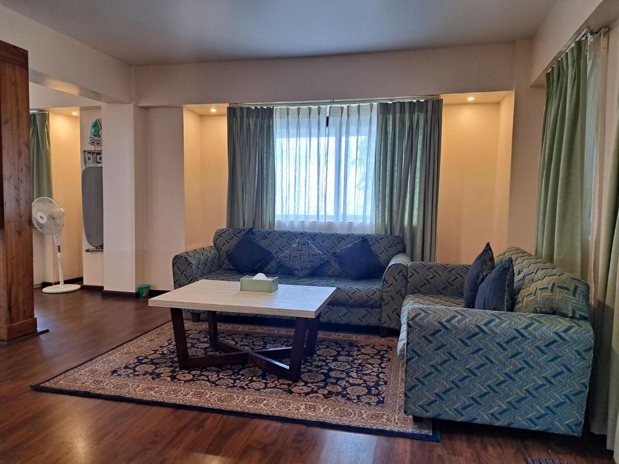 Hotel The Heritage Club - Tripura Castle And Shillong