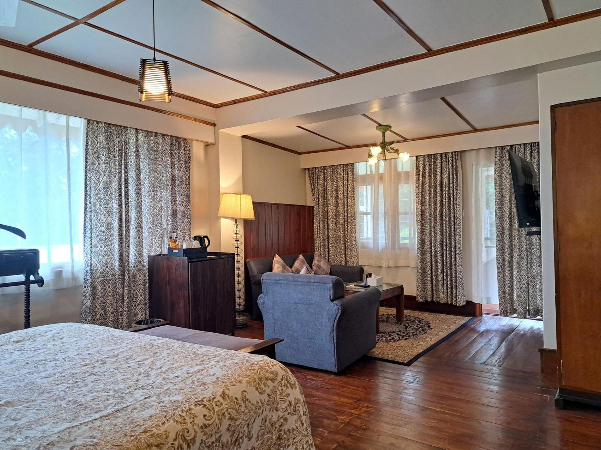 Hotel The Heritage Club - Tripura Castle And Shillong