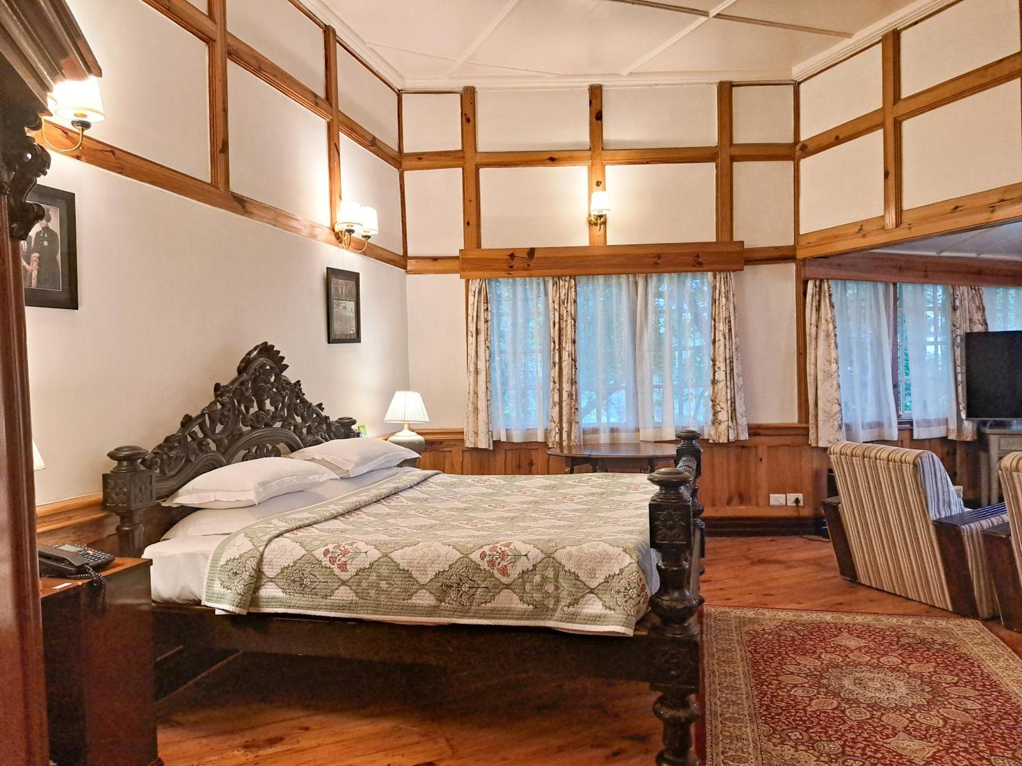 Hotel The Heritage Club - Tripura Castle And Shillong
