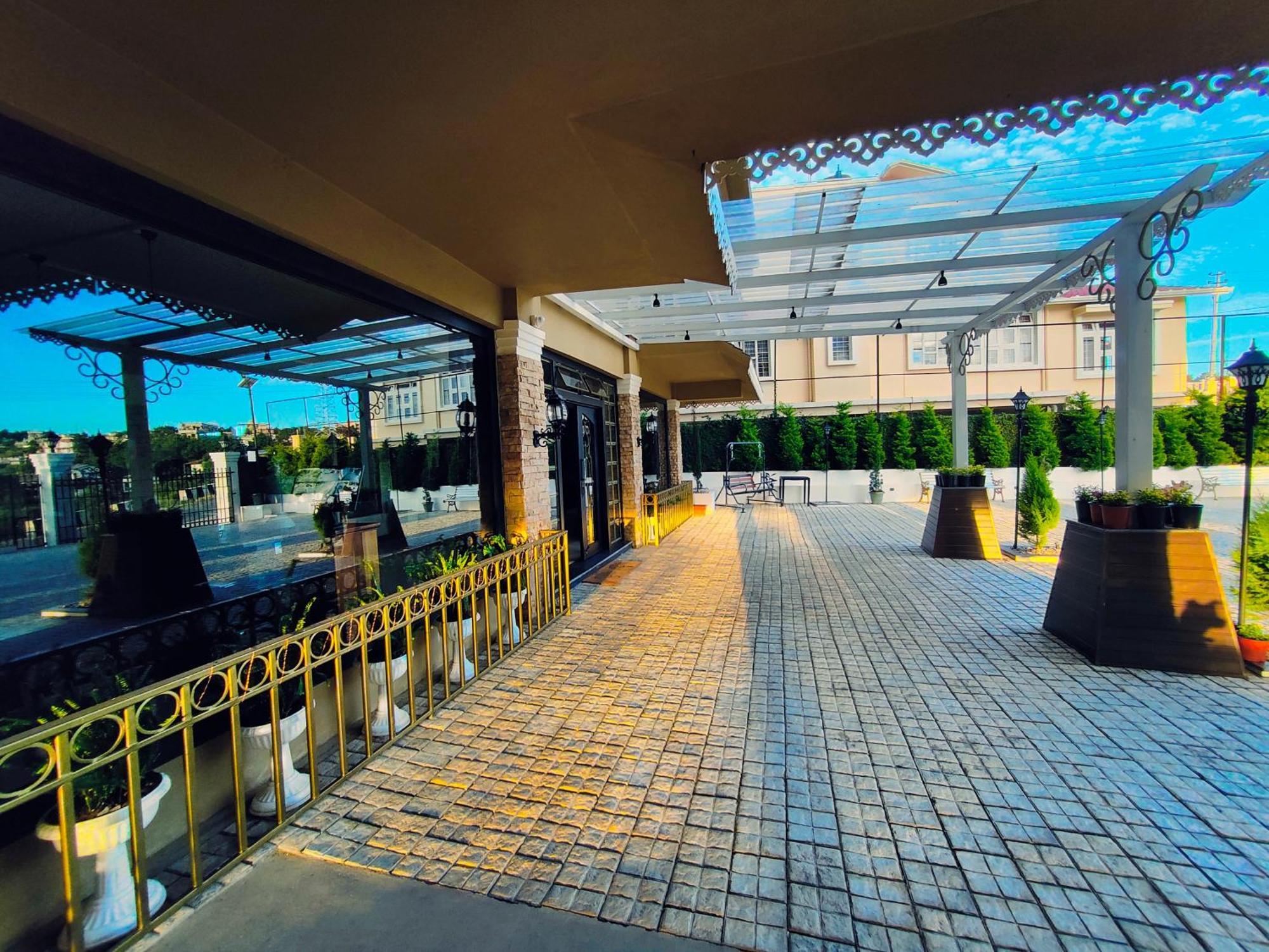 Acropolis Hotel *