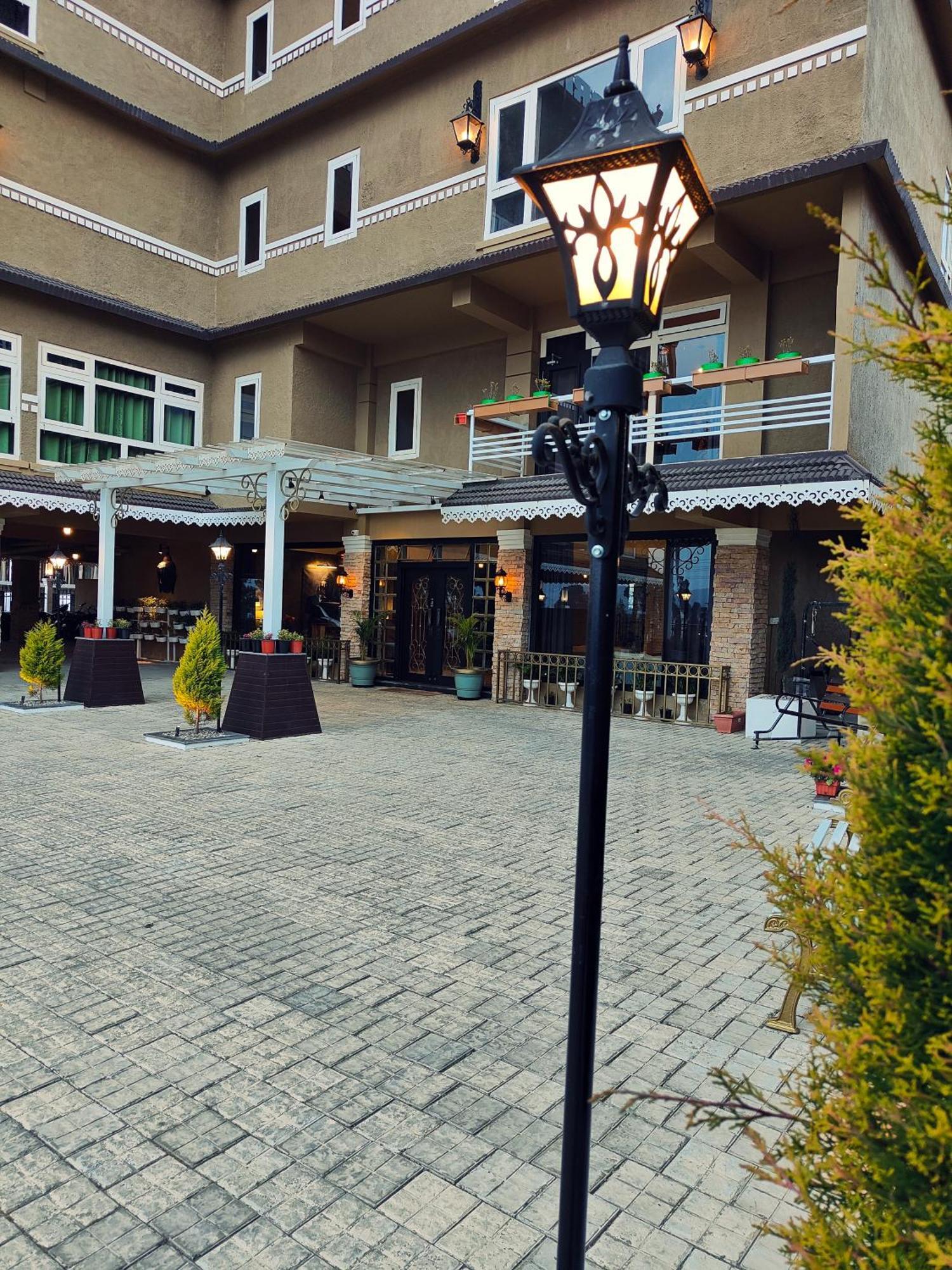 Acropolis Hotel *