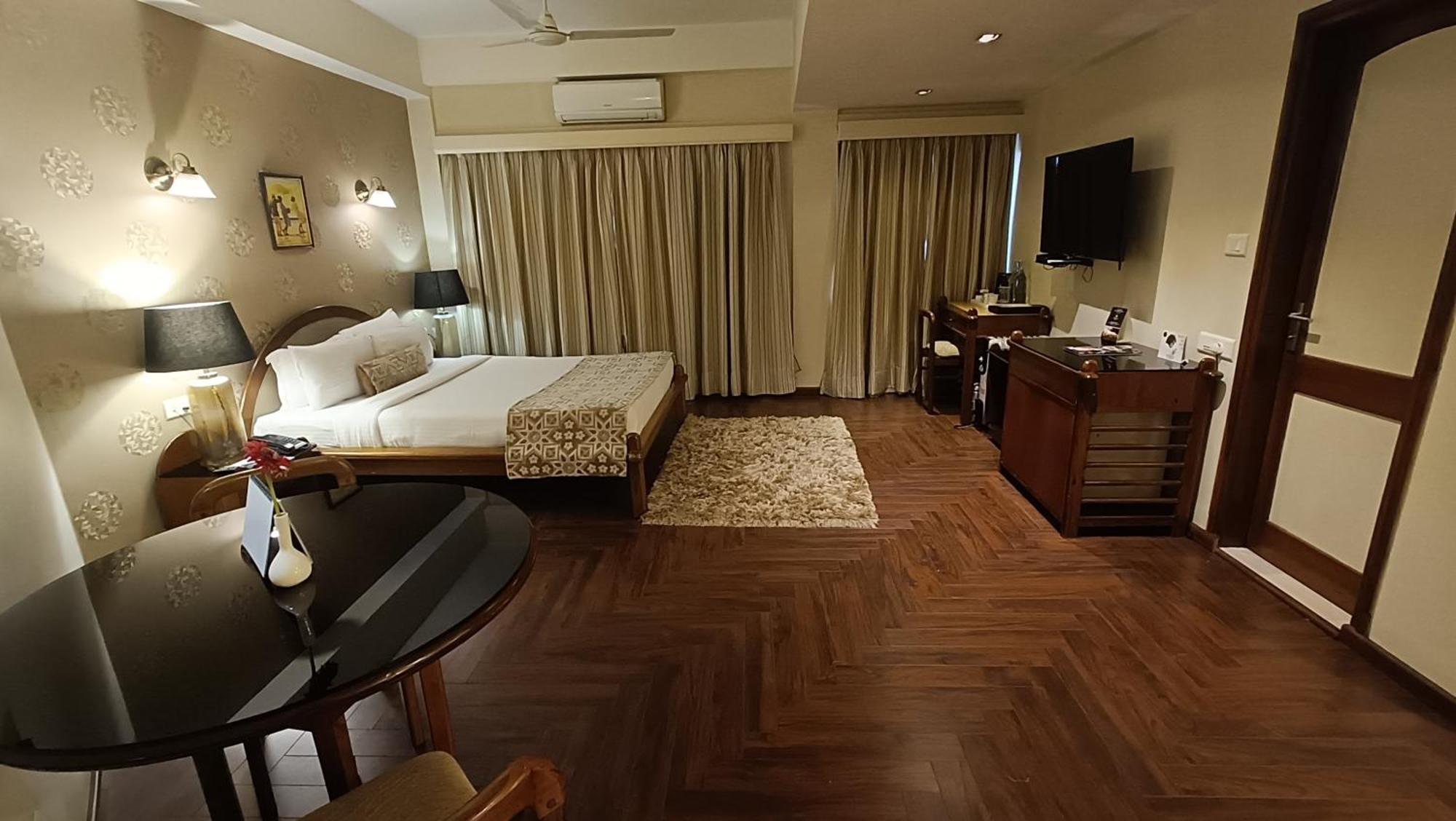 Polo Towers Hotel 4*