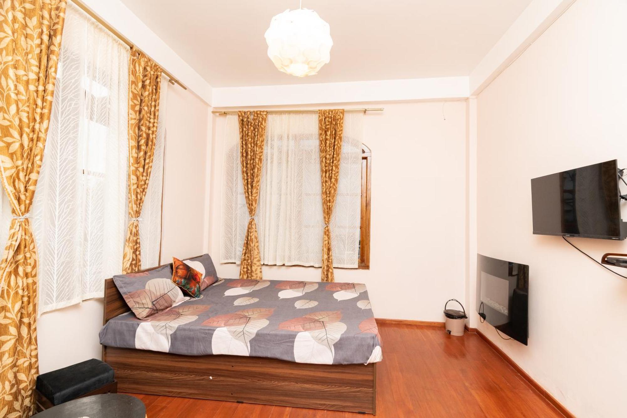 Hill View Apartment *