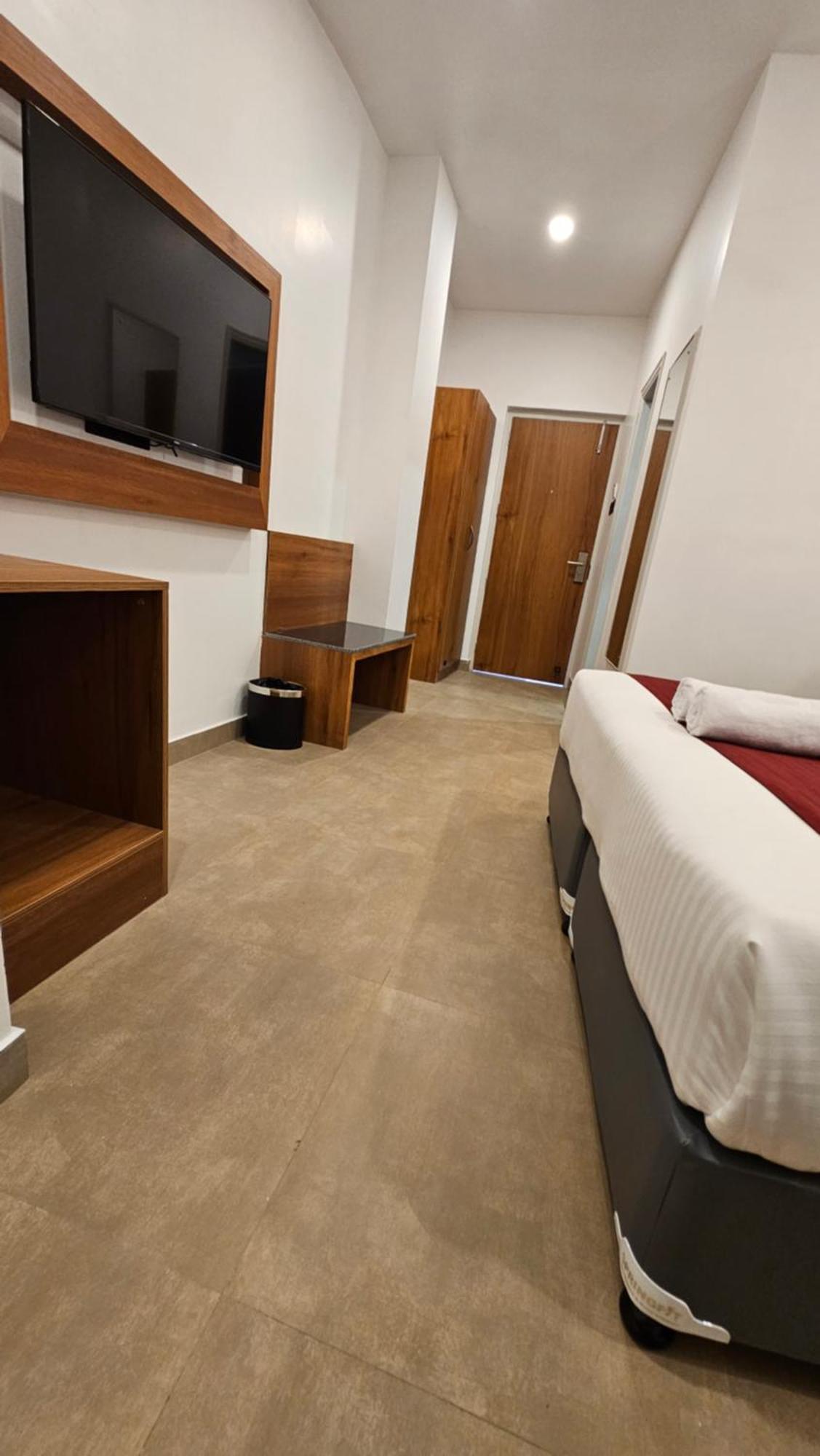 Indiana Hills Hotel 3*