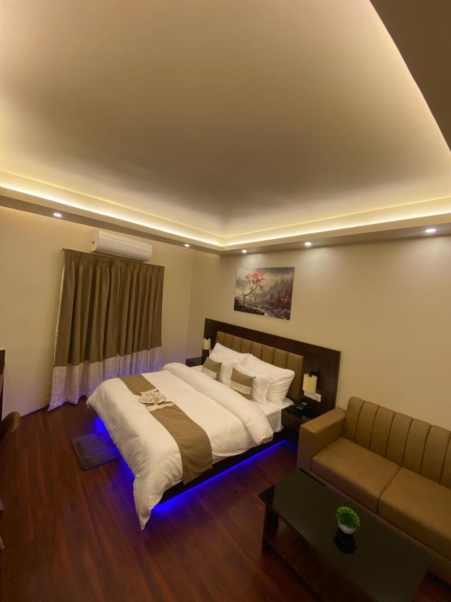 Xcelsior & Hotel *