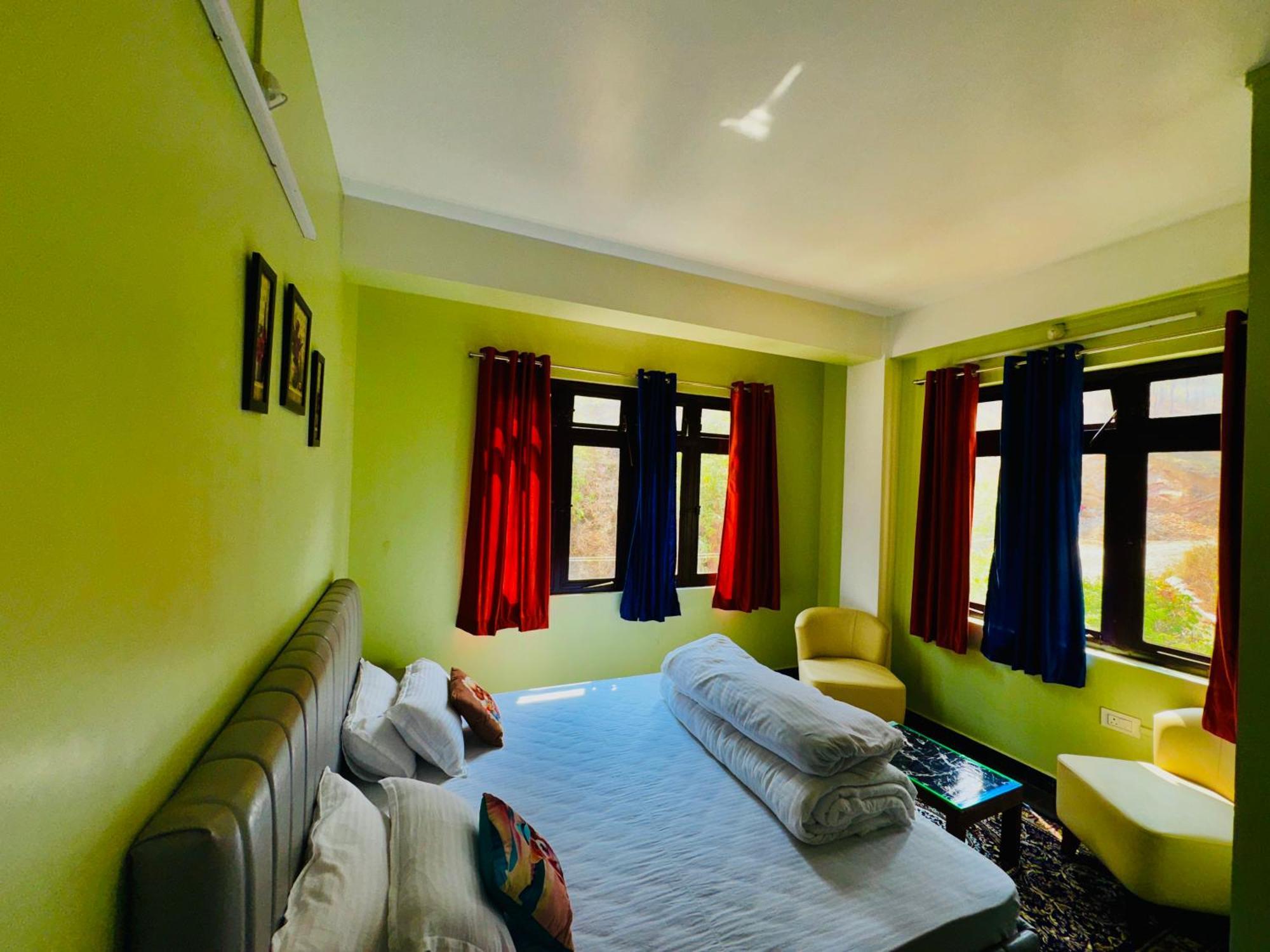 Xtsy Travellers Hostel Shillong