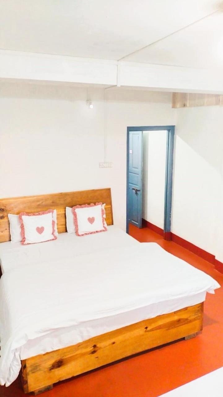 Shilong The Travellers Meghalaya Ponit With View Guest house *
