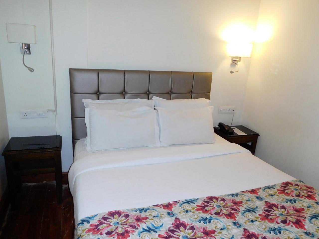 Hotel The Heritage Club - Tripura Castle And Shillong