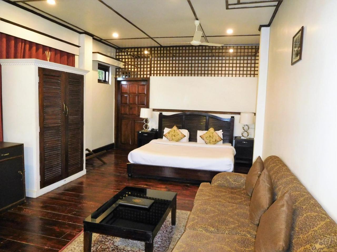 The Heritage Club - Tripura Castle And Hotel