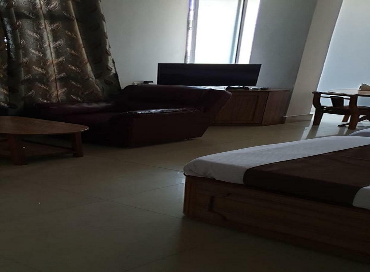 Hotel The Zara Residency *